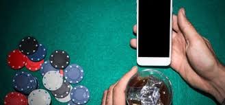 Người dùng Việt Nam đặt cược bóng đá trực tuyến trên smartphone